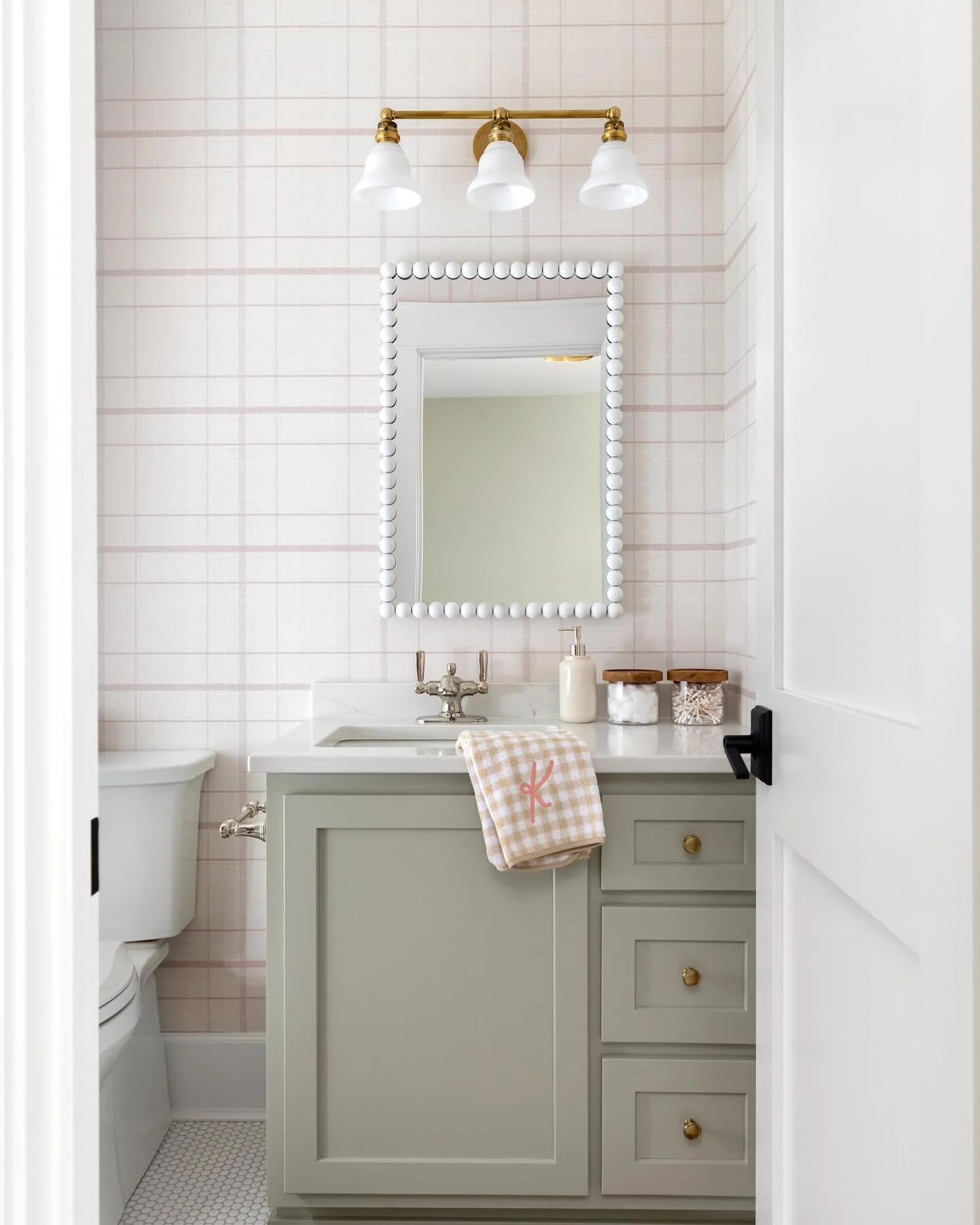 &ldquo;Why blend in when you were born to stand out?&rdquo; 
We are blushing over this bathroom featuring Abner No. 955 wall covering. 

Give @lindseygraceinteriors some love for this design and let her know your favorite part below. 💕

Design: Lind