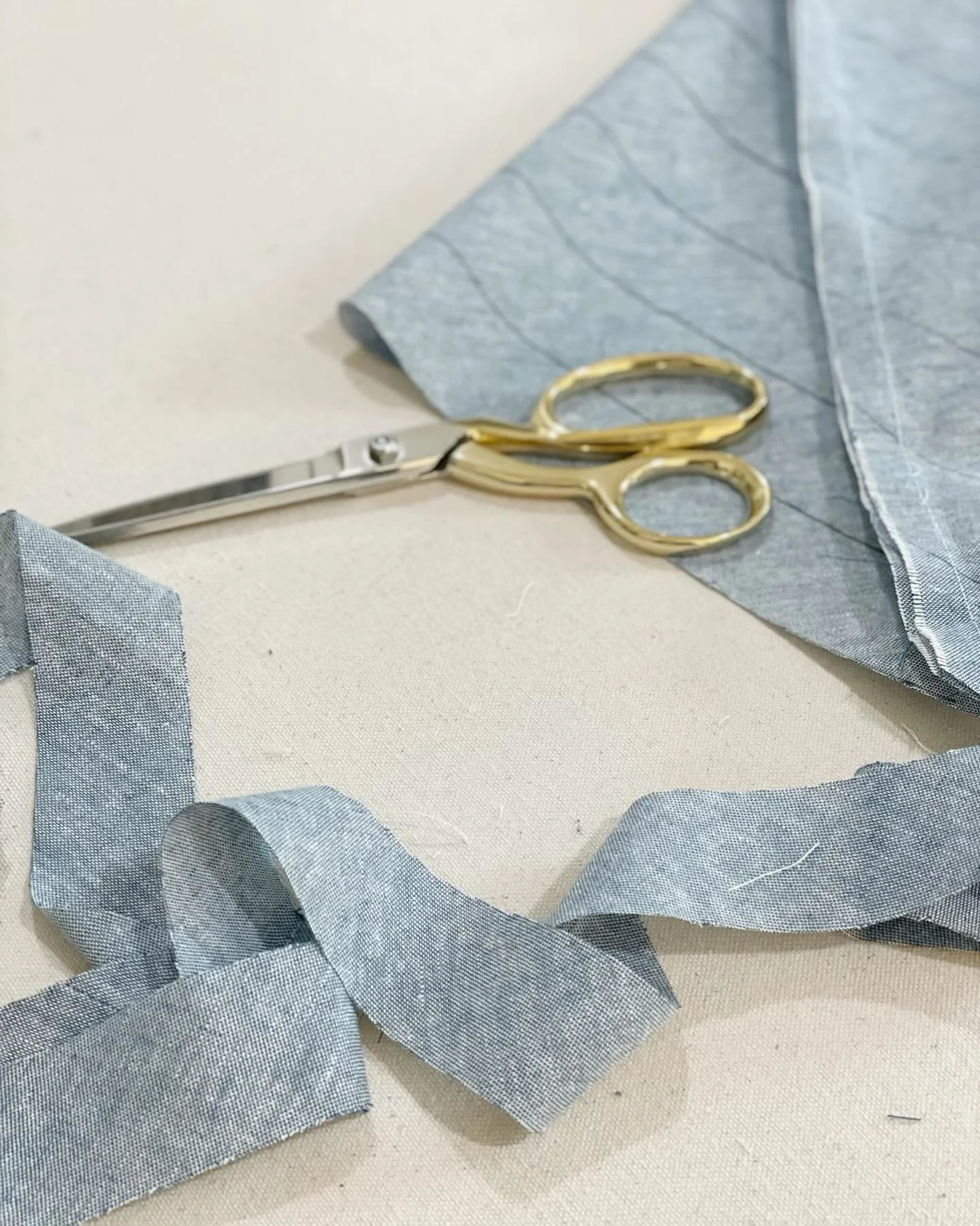 What makes my job more fun? Golden scissors. 💛

Making my workspace more beautiful with this beautiful tool. I&rsquo;m finding that surrounding myself with beauty unlocks new creativity! 

What kind of beauty do you surround yourself with?

#LuxuryF