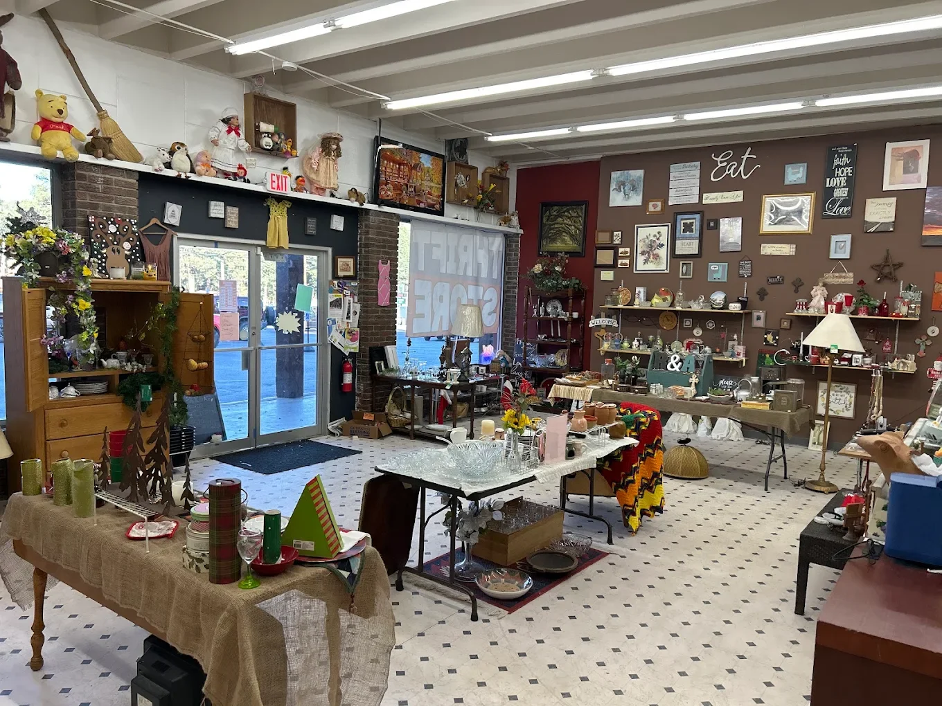 Interior image of Mountain Treasures Thrift shop in Ruidoso, NM