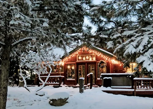 https://images.squarespace-cdn.com/content/v1/58c9c6e69f74567f6f50dfba/1568409444558-MDTBMIK9M11TW1WLWQBT/Winter%2BVacation%2BRuidoso%2BCabins.jpg?format=500w&utm_source=chatgpt.com
