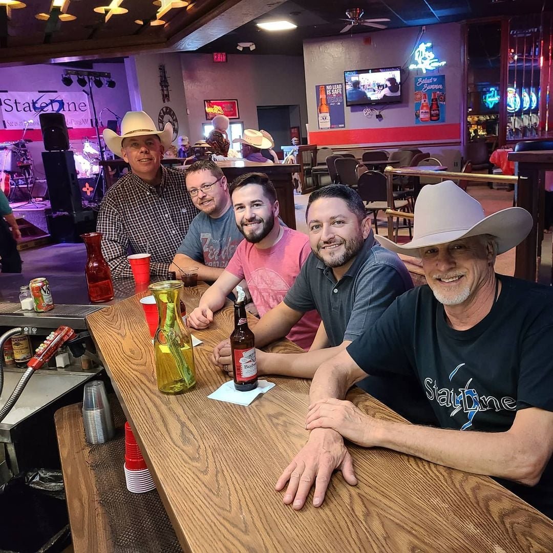Live Music with StateLine at Quarters