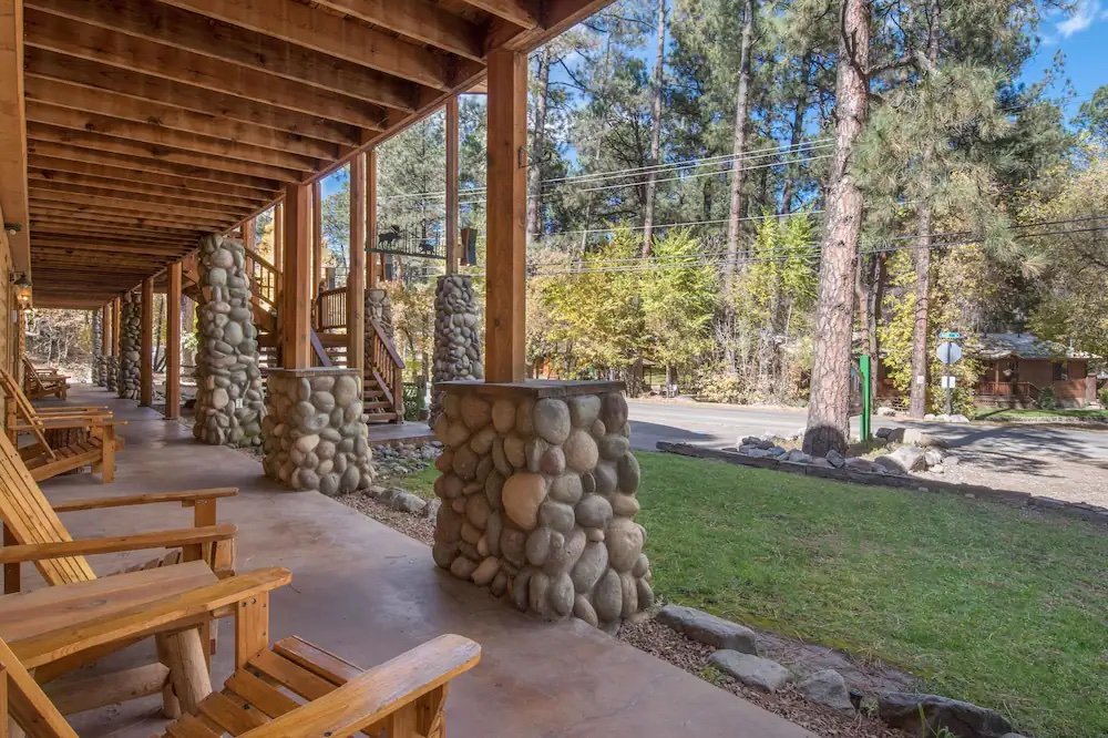 Upper Canyon Inn and Cabins porch