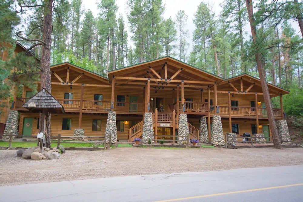 Upper Canyon Inn and Cabins exterior
