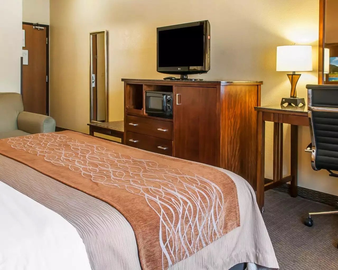 Comfort Inn and Suites Midtown room interior