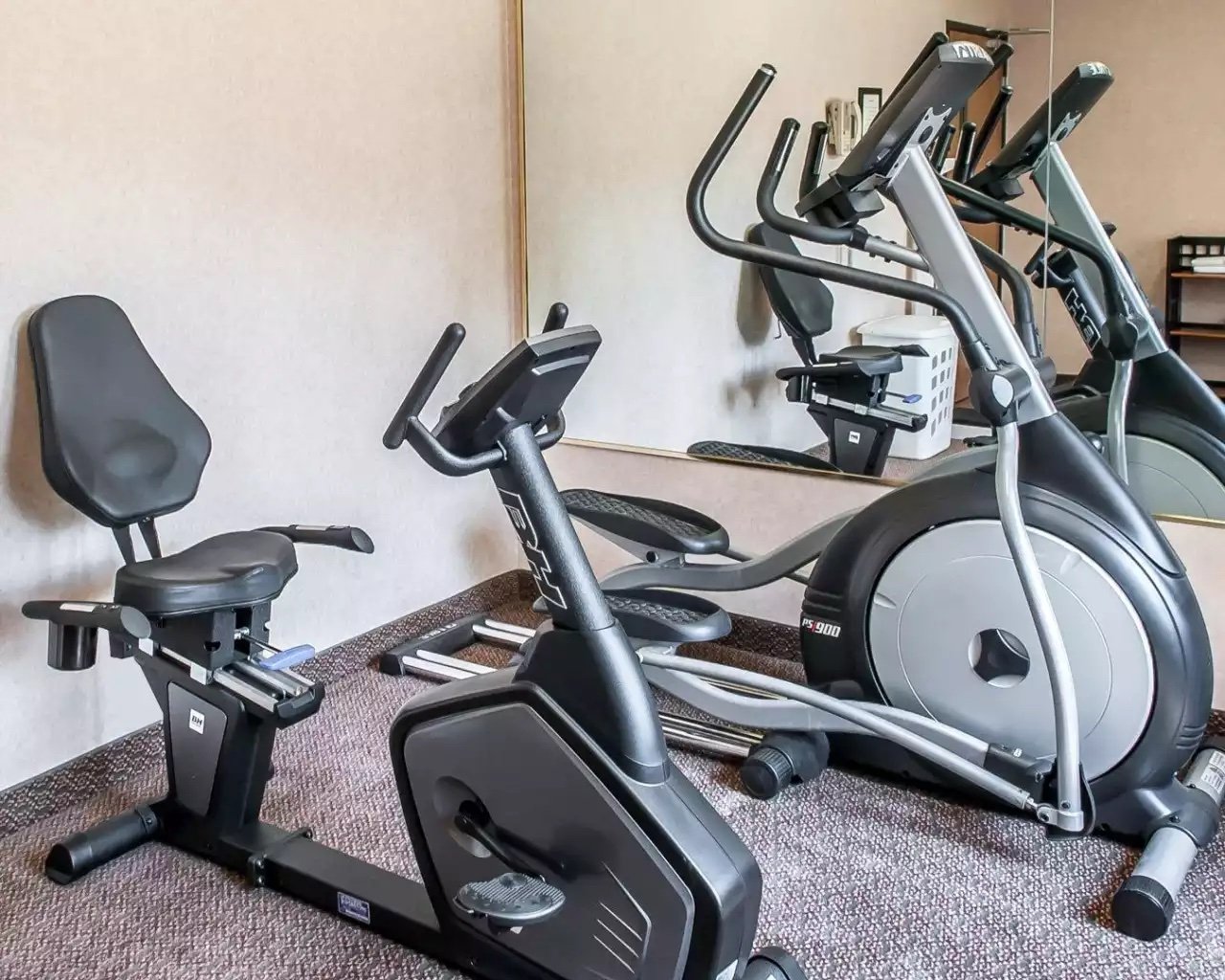 Comfort Inn and Suites Midtown fitness room