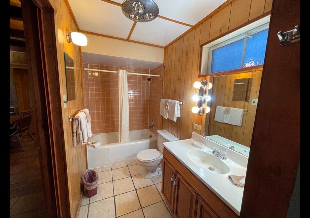West Winds Lodge bathroom