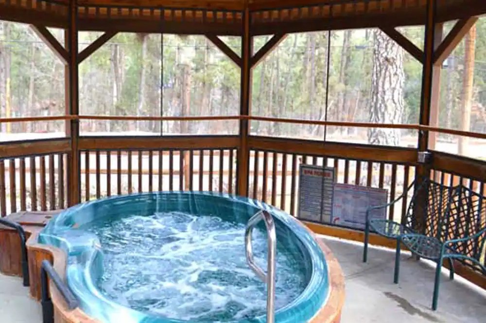 Shadow Mountain Lodge and Cabins outdoor hot tub