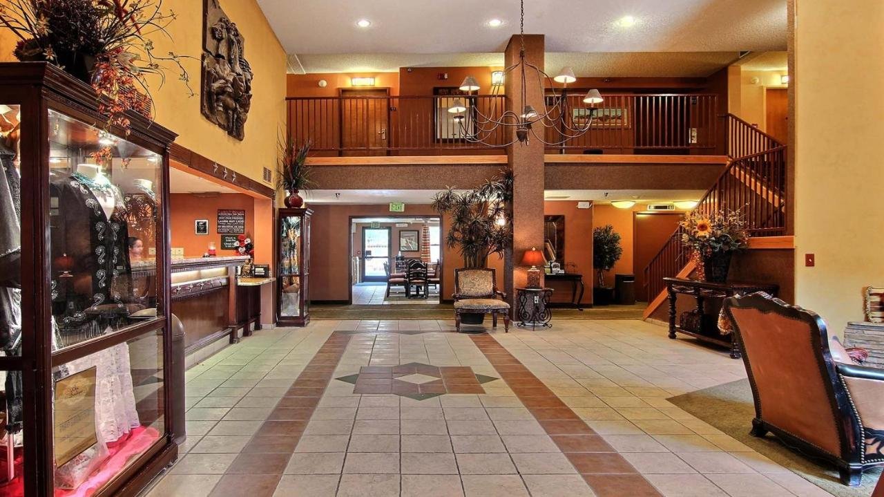 Ruidoso Mountain Inn lobby