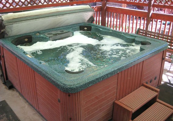 Dan Dee Cabins hot tub