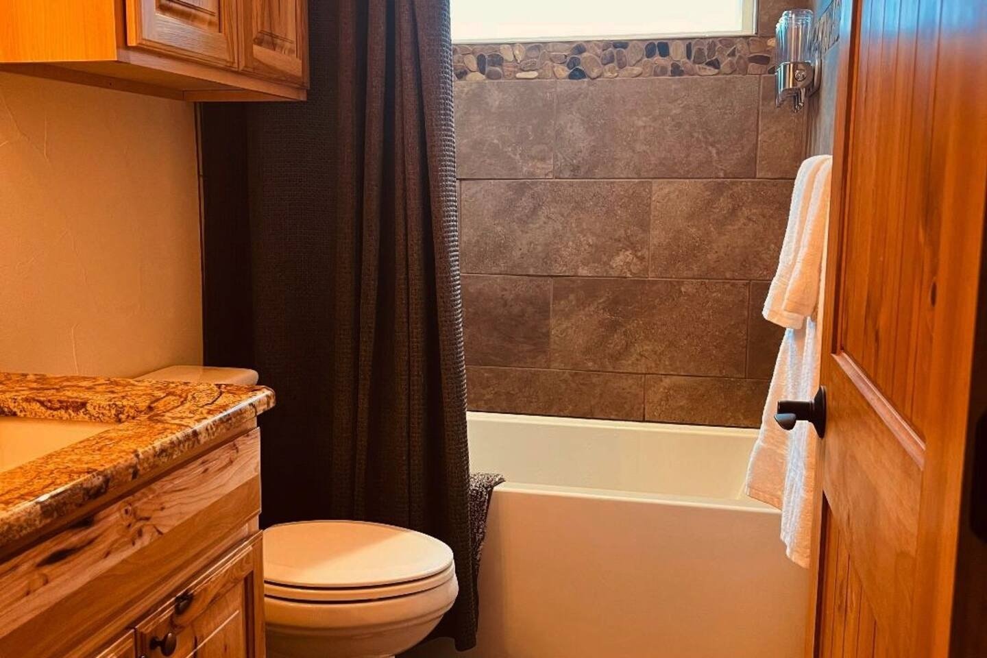 Full Bathroom (1).JPG