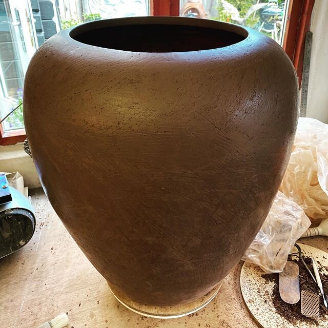 Apart from burnishing the top a little, this beast of a pot is finally ... finished 🤗🤗🤗 And except for the firing of course too 🤔😳