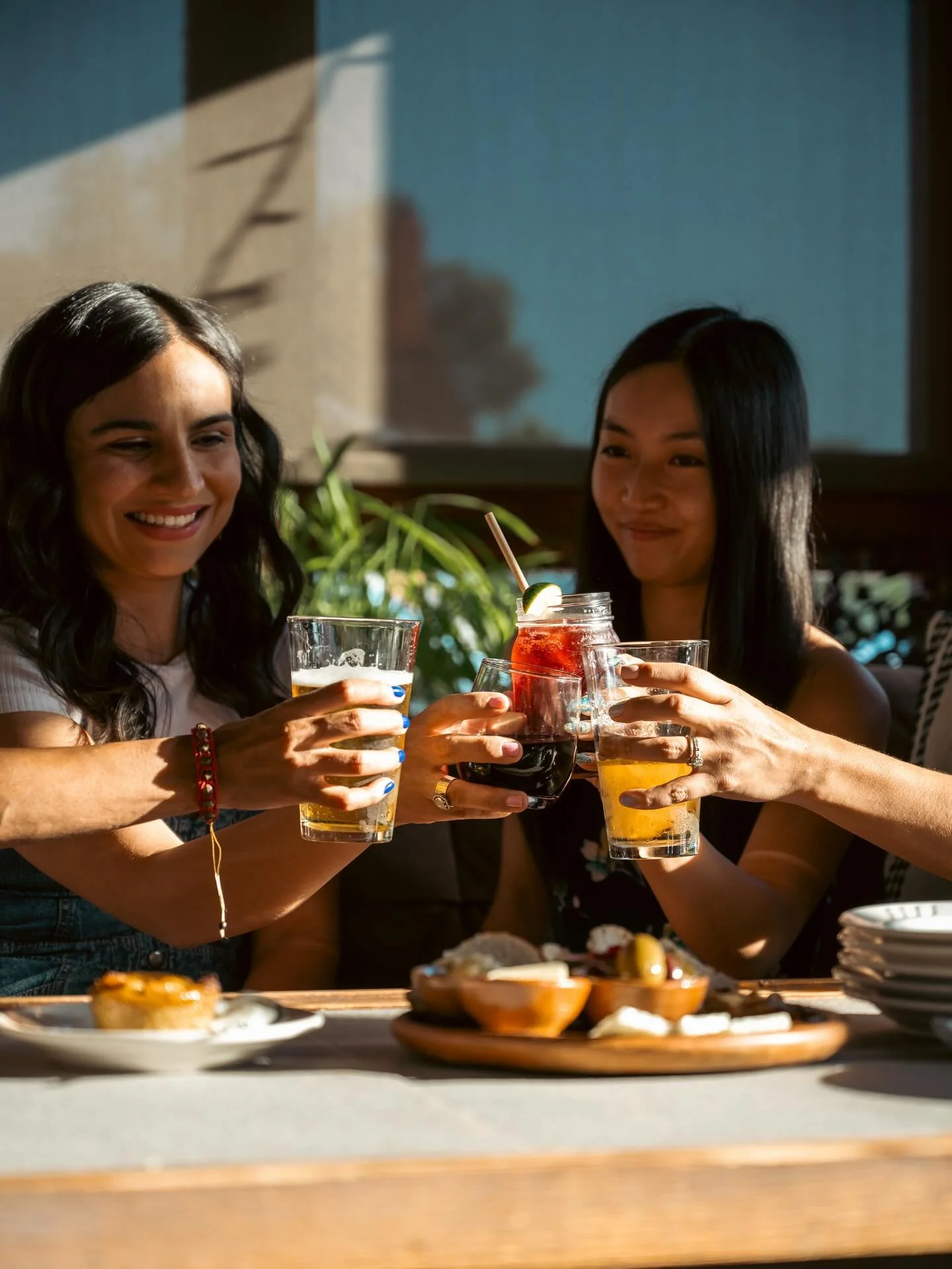 💙 Do good with your social feed &mdash; and win while you&rsquo;re at it! [Spanish translation below] 

When you post your @convivio_cafe_co treat on your grid with #Impactasnap #FriendsofConvivioCafe, you&rsquo;ll:

✅ Help feed children and abandon