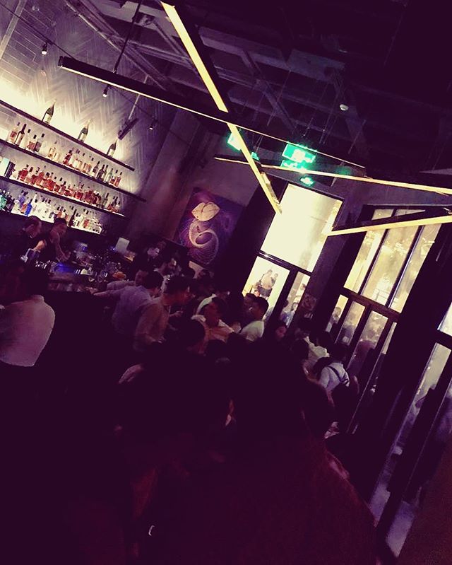 when a small classmates gathering turns into a full blown #celebration ‼️🎉🍻 here's to the good old days!! 😄
Thanks for making last night unforgettable #sciencespo #ceibs #essec #insead #parisdauphine #escpeurope #emlyon #lbs #lse #hult
#tgif #fridaynightvibes #happyhour #cocktailtime #bartenderlife #shanghaibynight #shanghailife #deusshanghai #dj🎧 #iamdeus