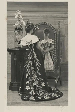 La comtesse Greffulhe, nÈe Elisabeth de Caraman-Chimay (1860-1952), portant la robe aux lis par la maison Worth