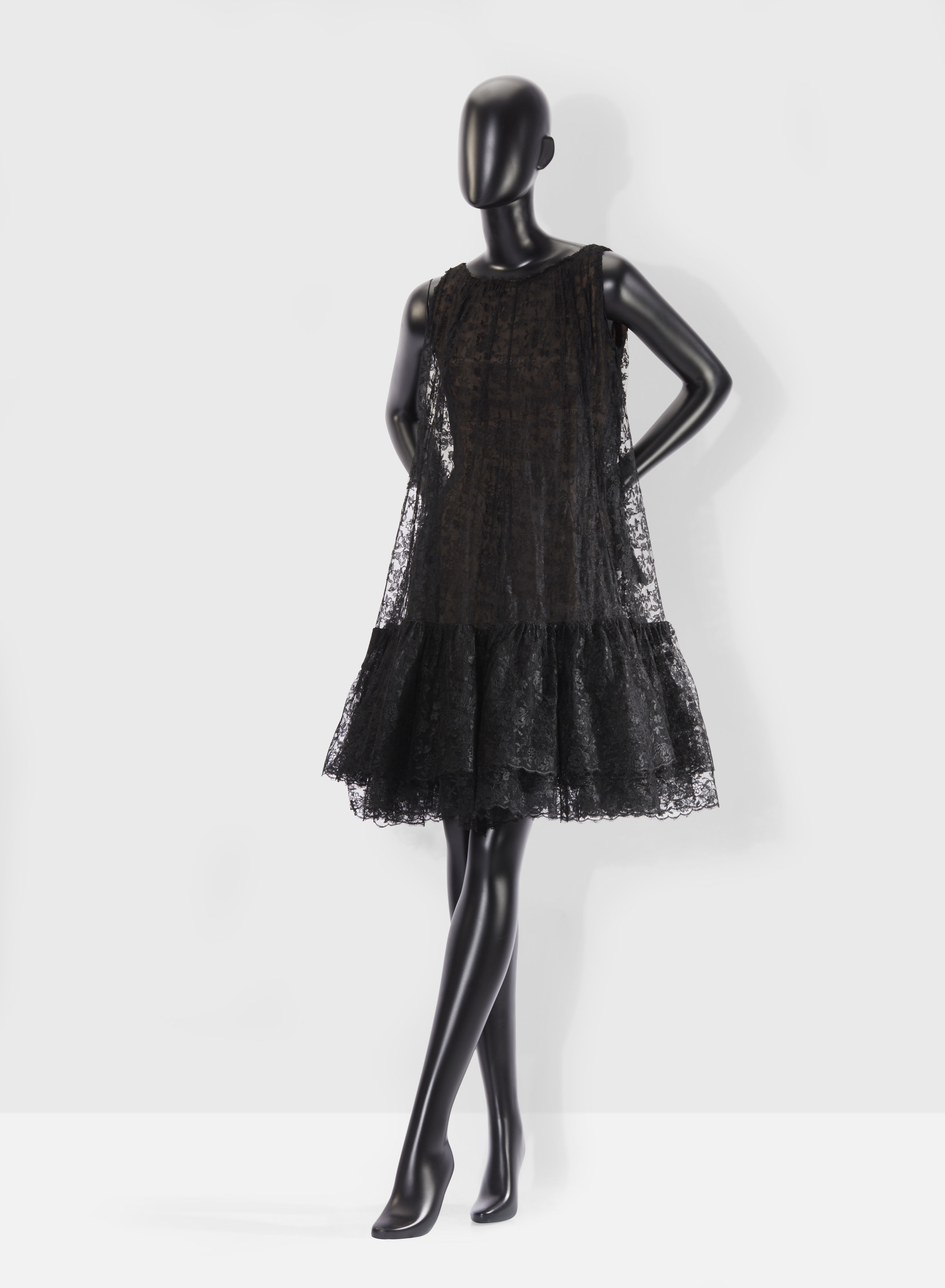  Balenciaga - 1958     A couture lace ‘baby doll’ dress from Maison Marescot  Estimate : €2,000-3,000 