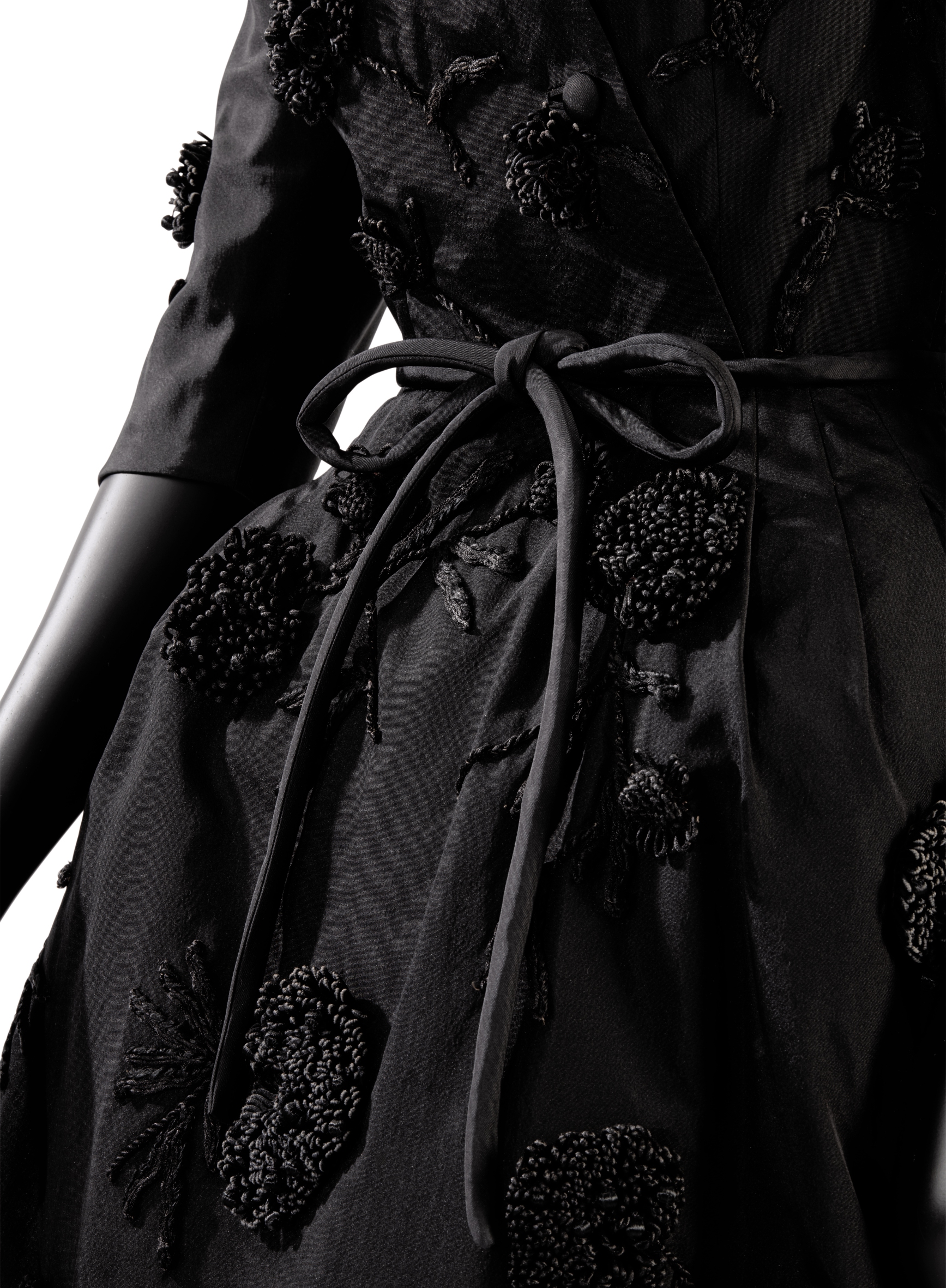 Balenciaga - 1953 Robe de petit dîner, en gros de Naples avec des broderies œillets Estimate : €3,000-5,000