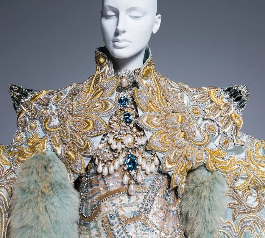 “White+Queen”+gown+from+the+1002+Nights+collection,+2010.jpg
