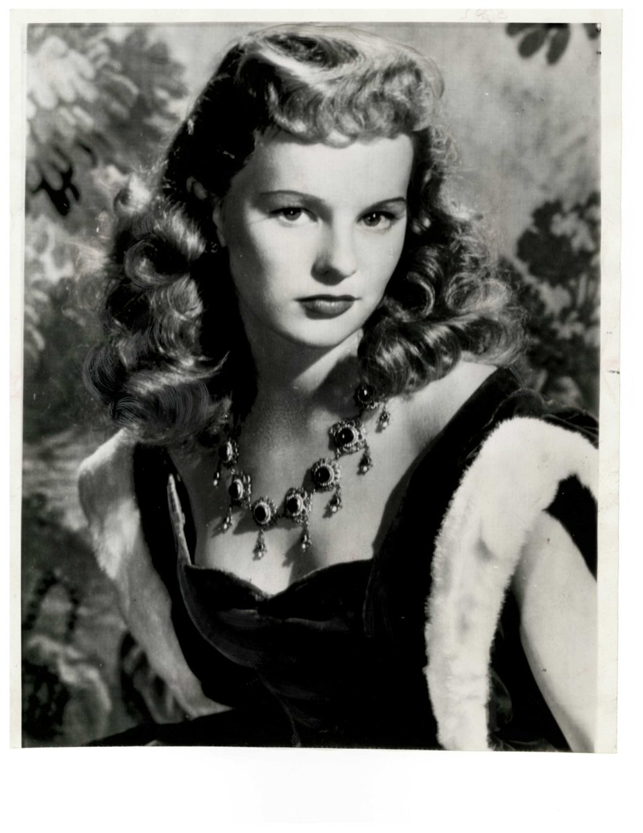 necklace worn by Peggy Cummins in a publicity photograph for Forever Amber in 1947.jpg