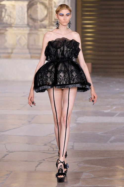 Fall 2018 Haute Couture: Guo Pei Finds Strength in Architecture   CoutureNotebook