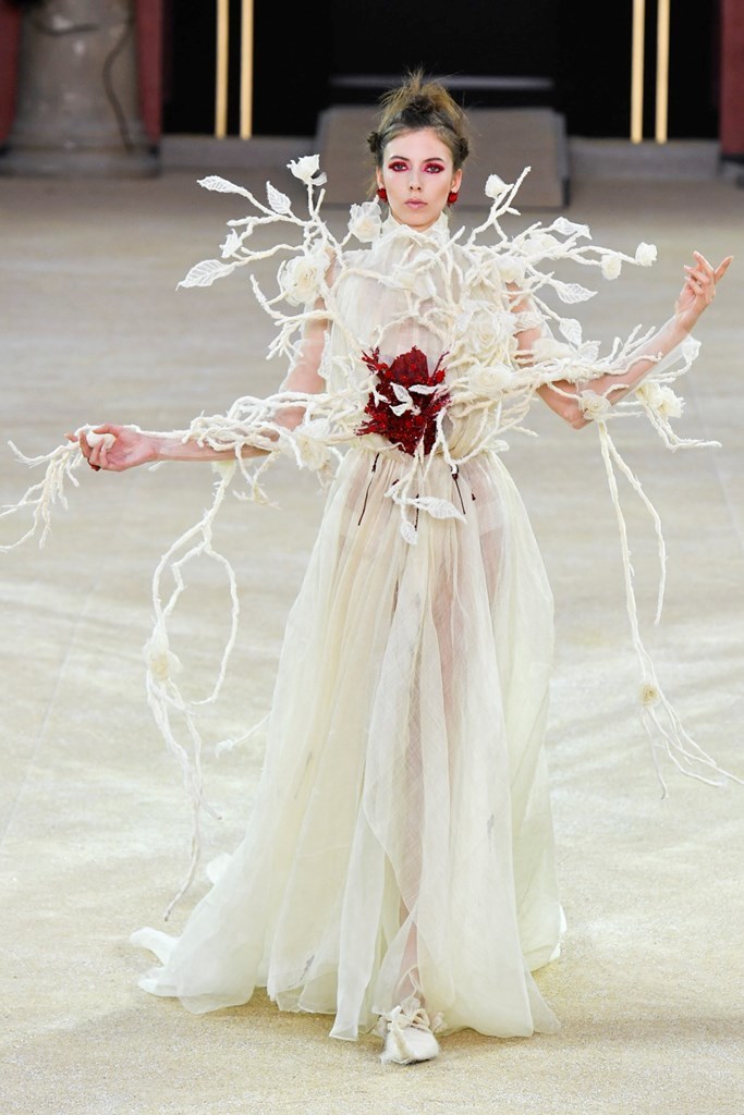 Fall 2019 Haute Couture: Guo Pei's Alternate Universe — CoutureNotebook