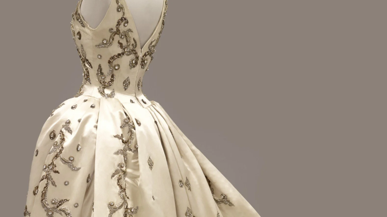 Fashion as Diplomacy: The Queen of Thai Silk’s Legacy at the Musée des Arts Décoratifs