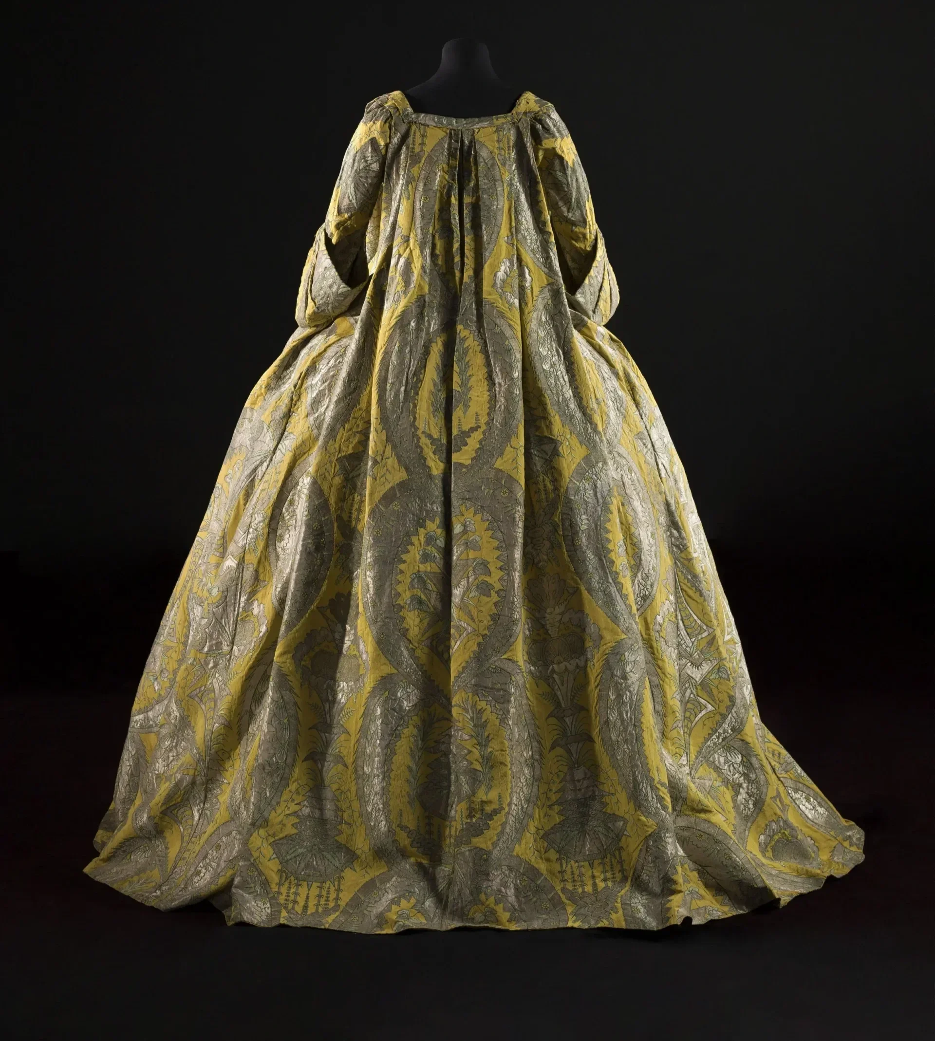 Robe Volante, Étoffe, vers 1720-1730  robe et jupe, vers 1730-1735.jpg.webp