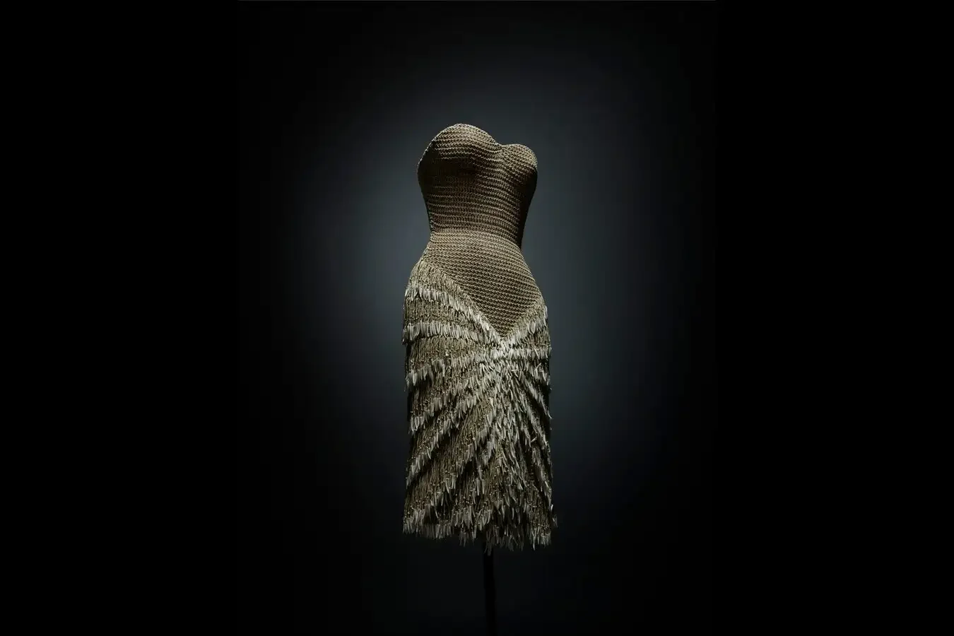 50145_exposition-azzedine-alaia-et-l-afrique-azzedine-alaia-haute-couture-printemps-ete-1990-robe-en-macrame-de-lin-avec-franges-en-faux-dents-copyright-azzedine-alaia_landscape_3-2_xl.webp