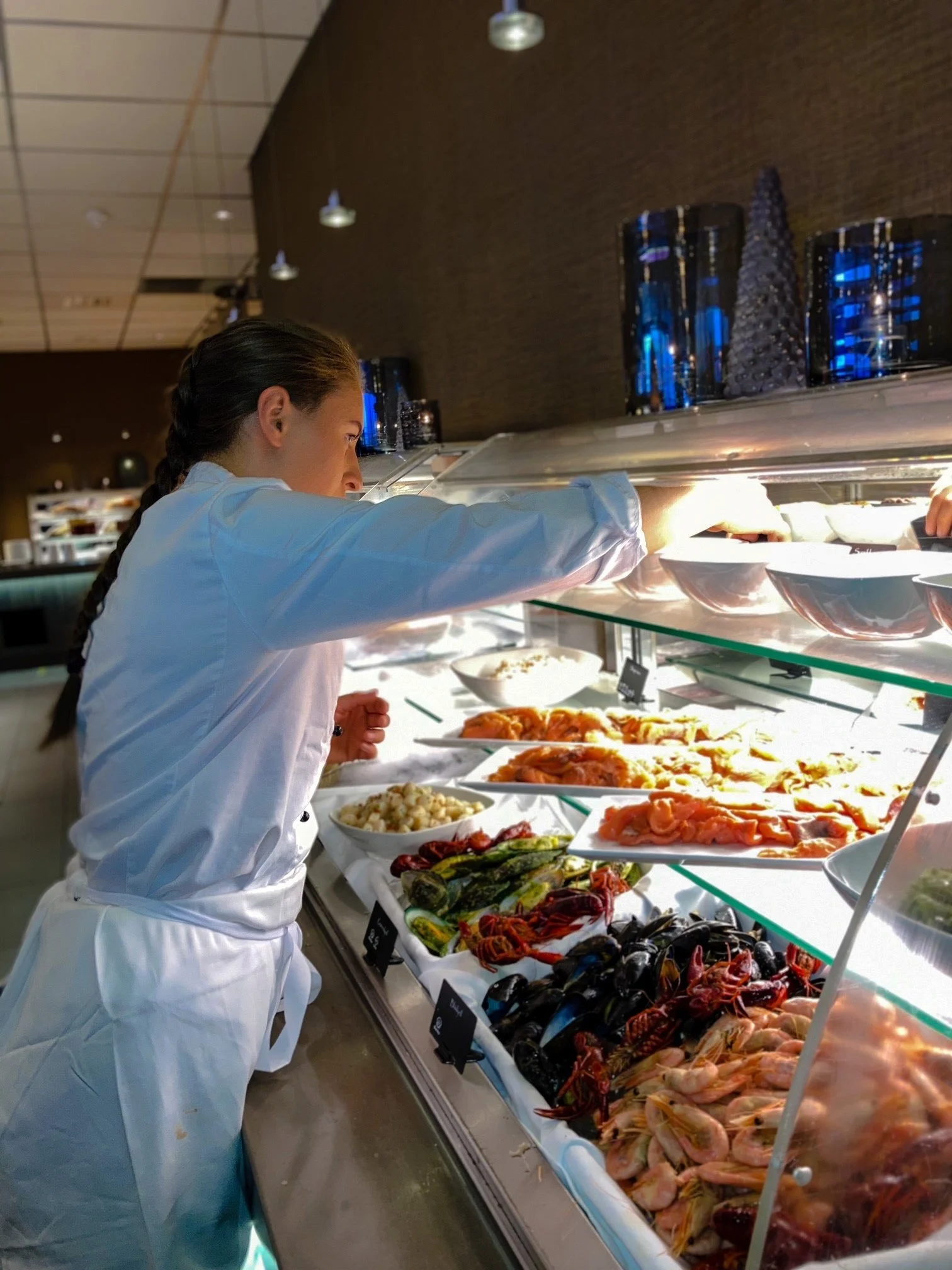 kokk ved buffet.jpg