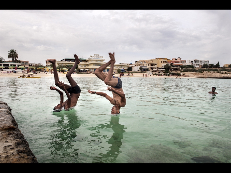 Una-delle-foto-in-mostra-a-Un-altro-sguardo-due-migranti-a-Lampedusa-ritratti-da-Isabella-Balena.jpg