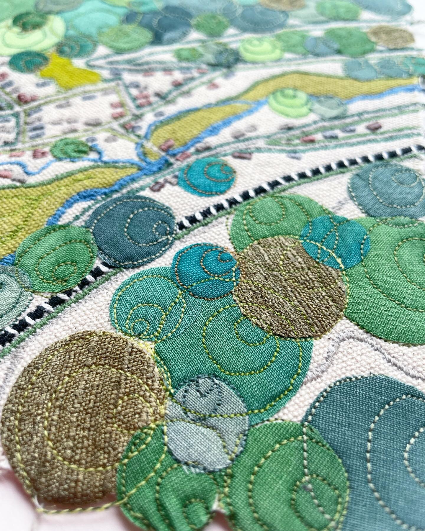 A little close-up of a map commissioned to celebrate a special moment.
#mapart #stitchedmap #embroideryart #embroideredmap #contemporarytextiles #textileart #bristolartist #katetarlingtextiles