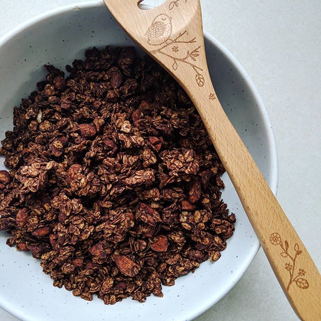 Craving chocolate? I can say "yes" to that question at pretty much any point in the day. Here is some breakfast chocolate for you. I just posted a new recipe for Chocolate Almond Granola. It has simple ingredients and is sweetened with maple syrup. You can totally have it for breakfast and drink the chocolate milk out of your bowl when you're done. 👌
.
.
.
#chocolate #homemade #granola #cleaneating #crunchy
