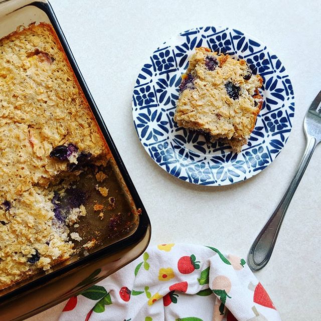 A new summery Baked Oatmeal recipe is up on the blog! If you can handle turning on your oven today it's totally worth it. Kids and adults alike devoured this one. ๐
.
.
.
#simplefood #eatclean #summereats #foodstagram