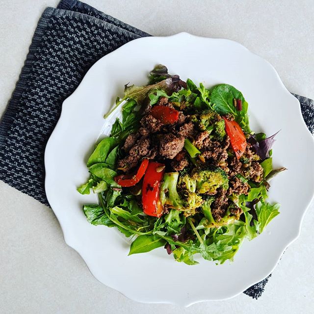 A big ol' pile of meat and veggies on greens is one of my favorite summer meals. ๐ฅ
My go-to ingredient to make this interesting is toasted sesame oil. It gives it a roasty asian-style taste. I started the veggies in olive oil and then added the sesame oil and coconut aminos. I cooked the beef separately so I could strain out some of the grease and then stirred it into the veggies with sesame seeds and cashews. I drizzled a little more toasted sesame oil and red wine vinegar on the greens, but that's it! Delish and lasted for days. ๐
.
.
.
#eatwell #cleaneating #eatyourveggies #summereats #nomnom