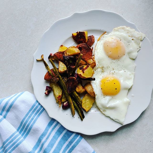I'm on a kick of roasting all the veggies I possibly can on one sheet pan. I tend to buy too much produce in the summer (I get excited about all the options ๐) so I will roast everything that is about to go bad. ๐ Today is potatoes, asparagus, and radishes. โฅ๏ธ
.
.
.
#summereats #eatwell #veglife #wholefood #