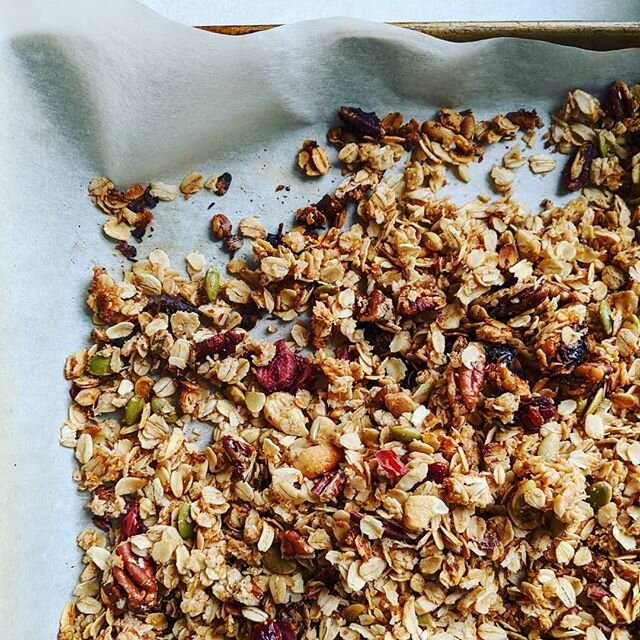 Granola made Christmasy with pumpkin seeds and craisins. 🎄❤️💚
.
.
#christmaseve #feedthefam #granola #cozy #homemade