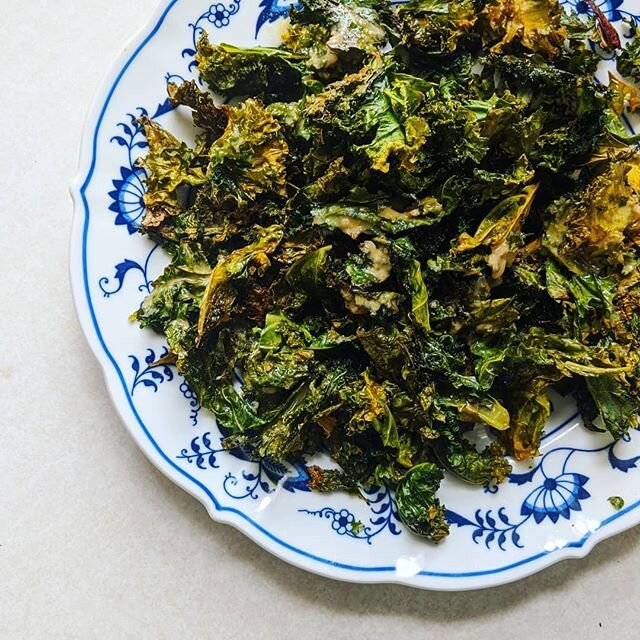 Ok this might look a little boring, but here is the trick to one of my favorite snacks of all time:
After you roast your kale chips, drizzle them with a mix of olive oil and tahini.  It is incredibly delicious and makes your snack much heartier. 💚 E