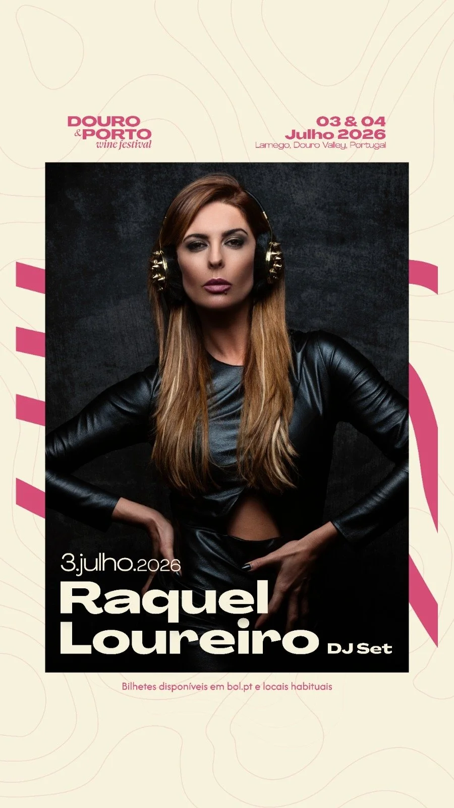 Cartaz de festival de vinho com uma mulher usando jaqueta de couro e fones de ouvido grandes.