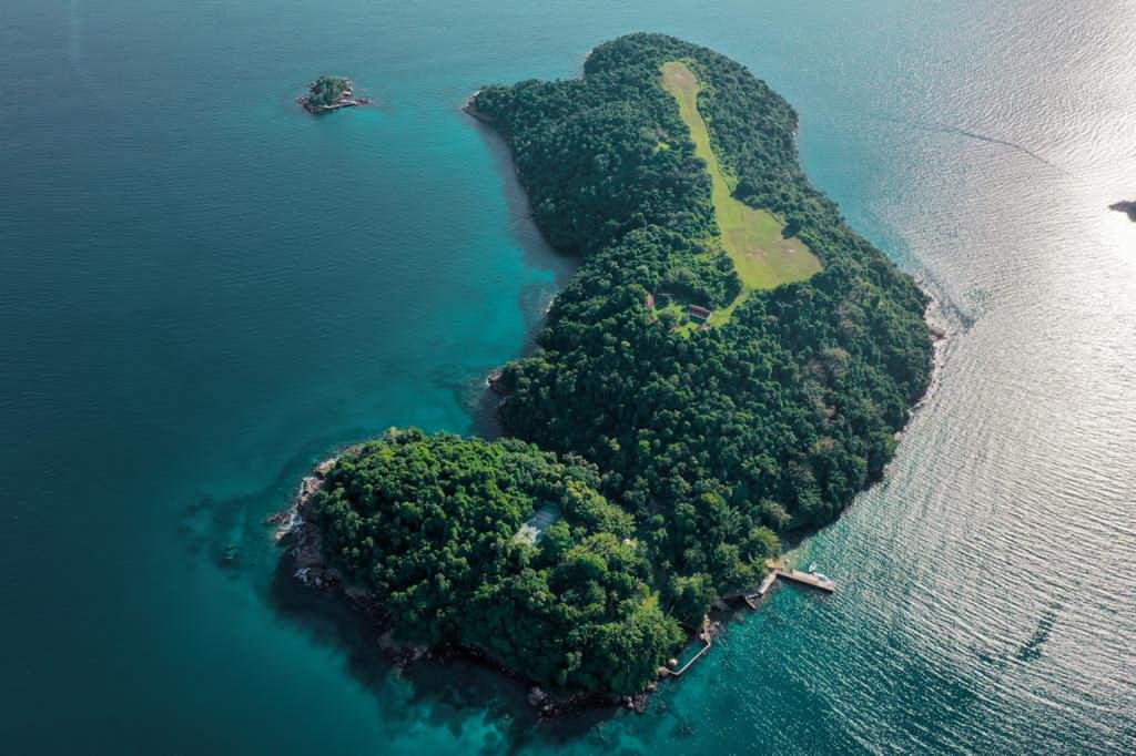 ANGRA DOS REIS - BRASIL

( Under request )

📍 Private Island | Angra dos Reis | 5 Luxury Lofts | Private Dock & Airstrip
A private paradise in Angra dos Reis. Just 20 minutes from the city center, this extraordinary island offers a rare combination 