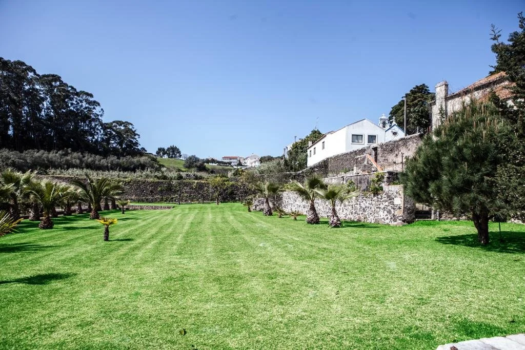 OEIRAS 

( Under request )

📍 Oeiras, Lisbon Coast | 29,000 m² Estate | 1,200 m² Manor House | V4 + 3 Bedrooms

A remarkable 18th-century estate where history, elegance, and privacy meet. Set on an impressive 29,000 m² plot in one of the most privil