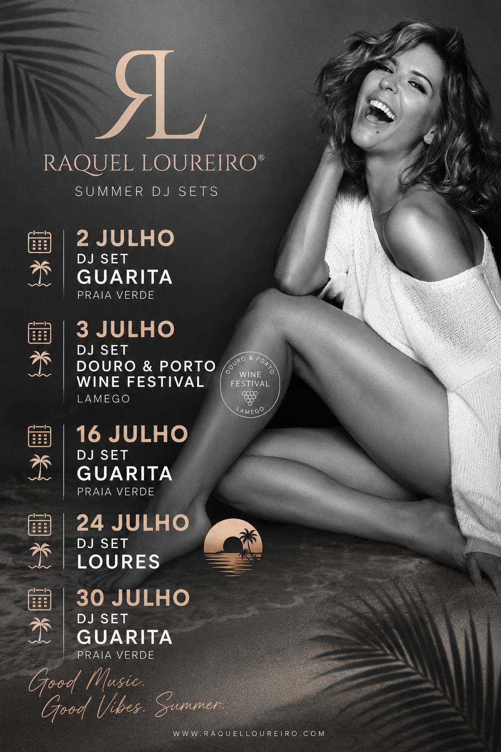 Poster com uma mulher sorrindo, sentada na areia da praia, lado esquerdo com texto sobre eventos de DJs e festivais de verão em julho, incluindo datas e locais em português, e elementos gráficos de calendário, palmeiras, e ícones de vinho e pôr do sol.