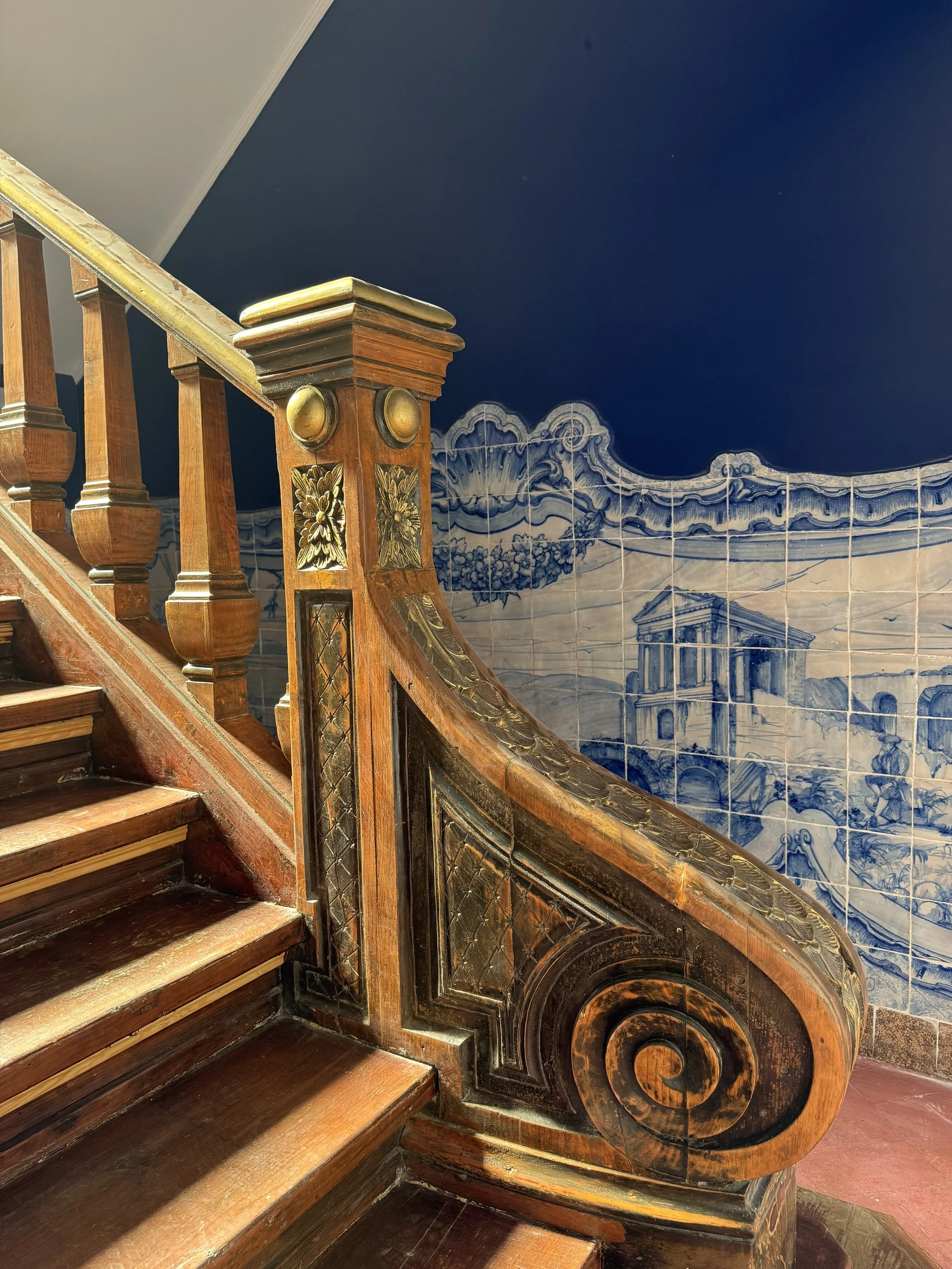 SINTRA 
( 4 000.000€ )

Investing in a palace in Sintra is a rare opportunity to restore a piece of history in one of Europe’s most prestigious UNESCO landscapes. With strong international demand for unique heritage assets, a carefully reimagined pal