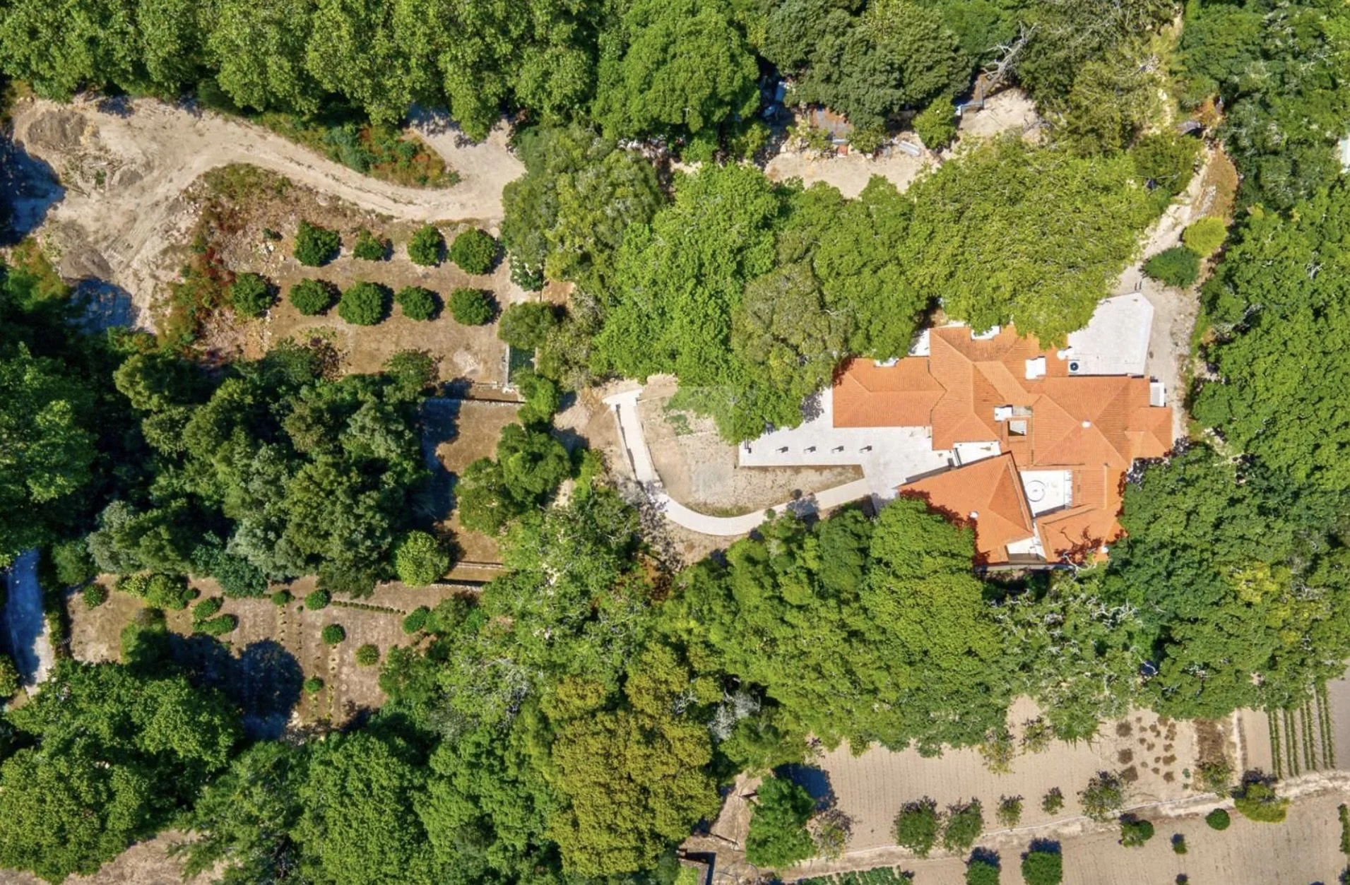 SINTRA 
( 15 000.000€ )


A rare quinta in the heart of Sintra, featuring an exceptional residence set within expansive hectares of private land—offering absolute privacy, scale, and timeless elegance in a truly central location.