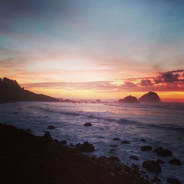 Pacific Ocean sunset in Klamath, CA at the mouth of Wilson Creek. Another day behind us with new opportunities just beyond the horizon...🌲♻☇✴🌱