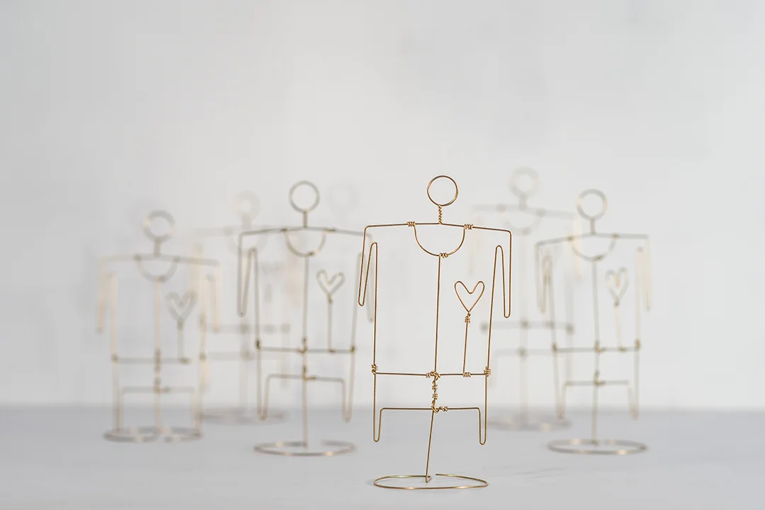 From the Figures series, manually bent wire, 15 x 7 cm, gold color coated metal wire, 2017 Photo: Lior Horesh