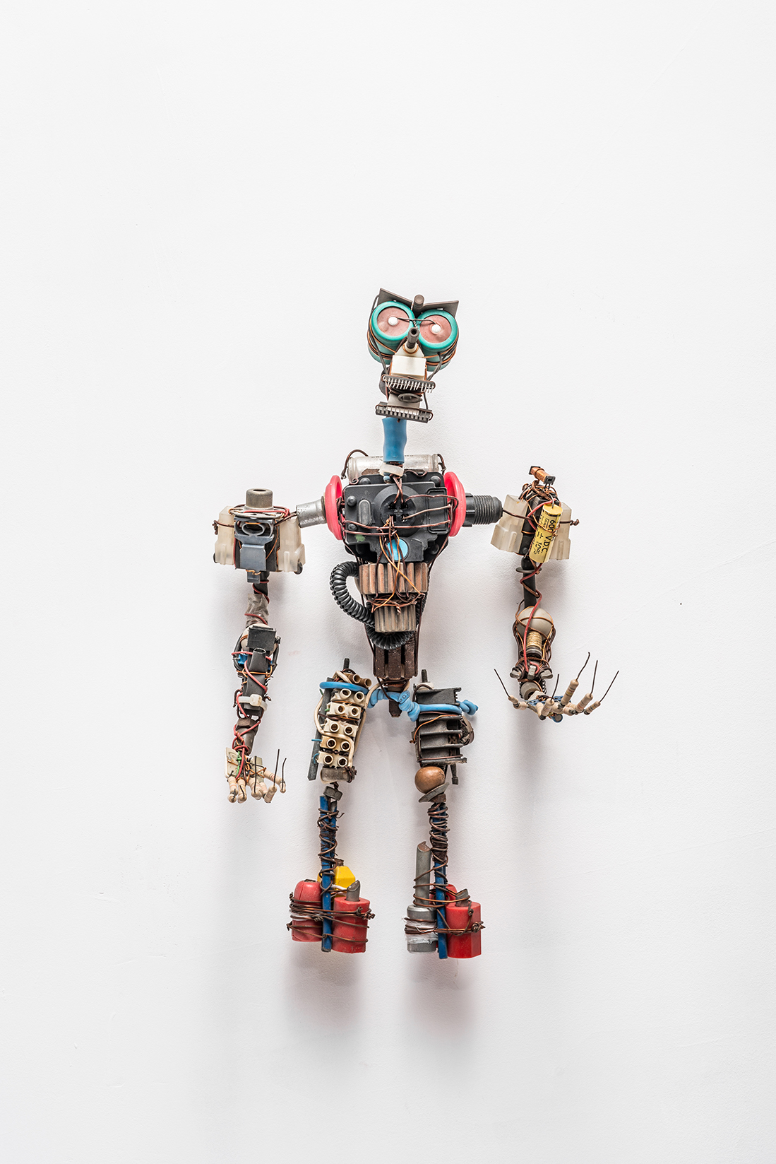 From the Outcasts series, manually bent wire, 42 x 25 x 12 cm, metal wire and found objects, 2005 Photo: Lior Horesh