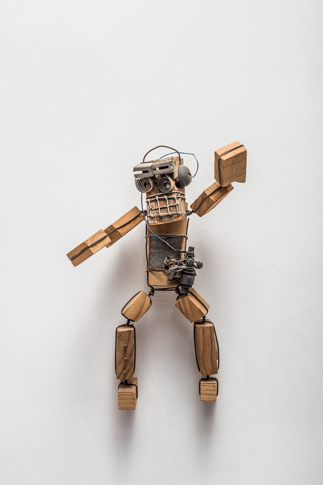 From the Outcasts series, manually bent wire, 23 x 17 x 8 cm, metal wire and found objects, 2005 Photo: Lior Horesh