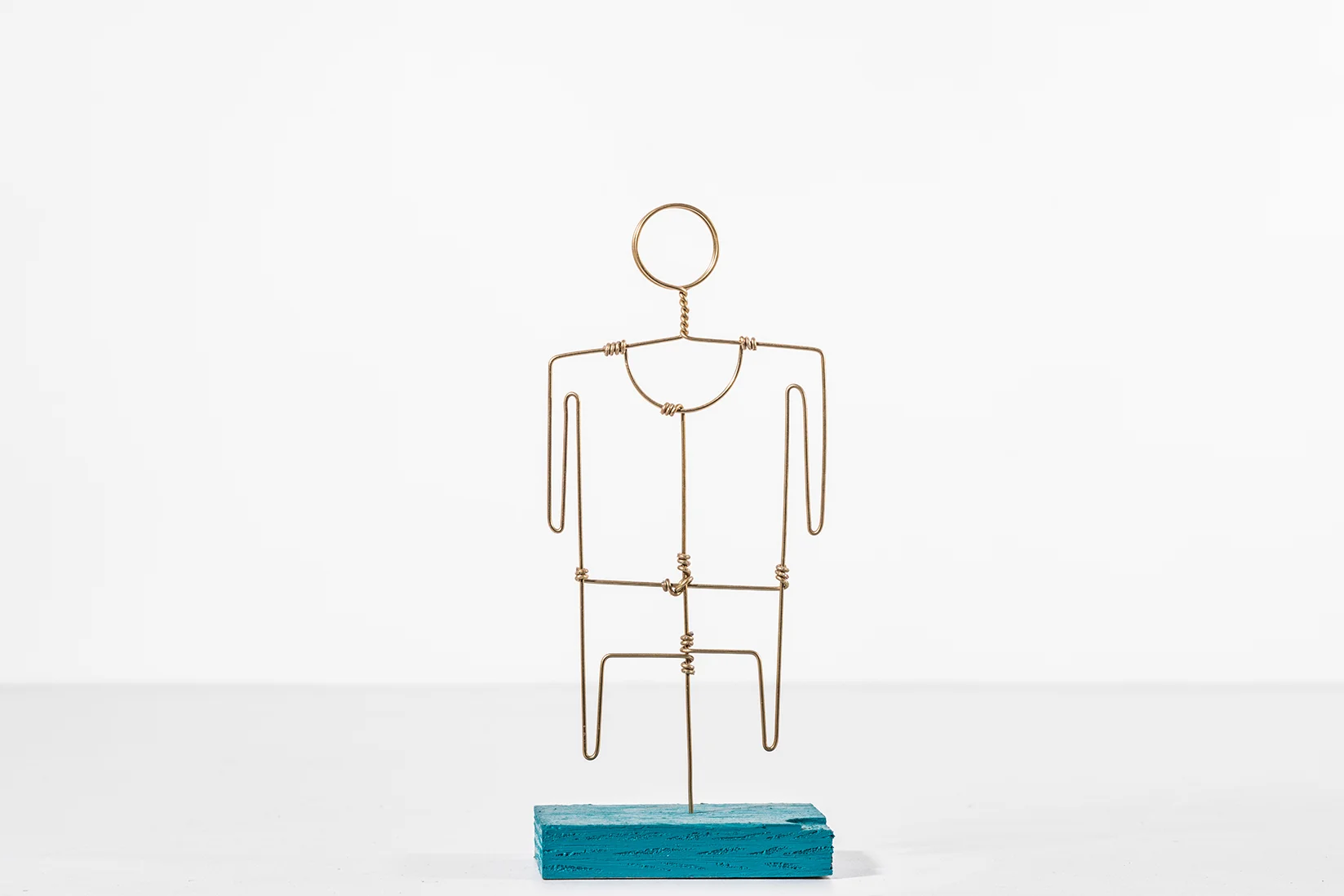 From the Figures series, manually bent wire, 14 x 9 cm, metal wire, and wood, 2016 Photo: Lior Horesh