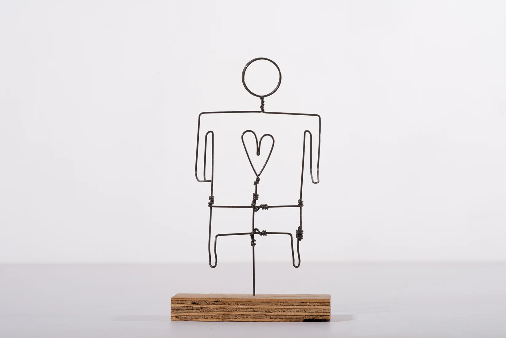 From the Figures series, manually bent wire, 14 x 9 cm, metal wire and wood, 2016 Photo: Lior Horesh