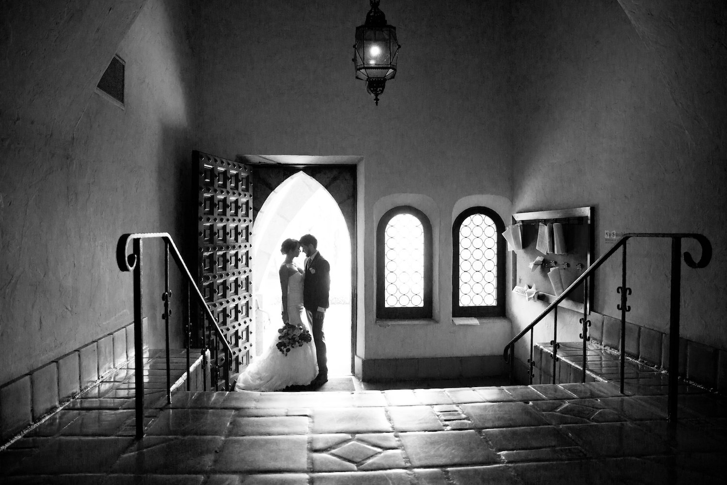 black and white wedding day photography in Santa Barbara courthouse