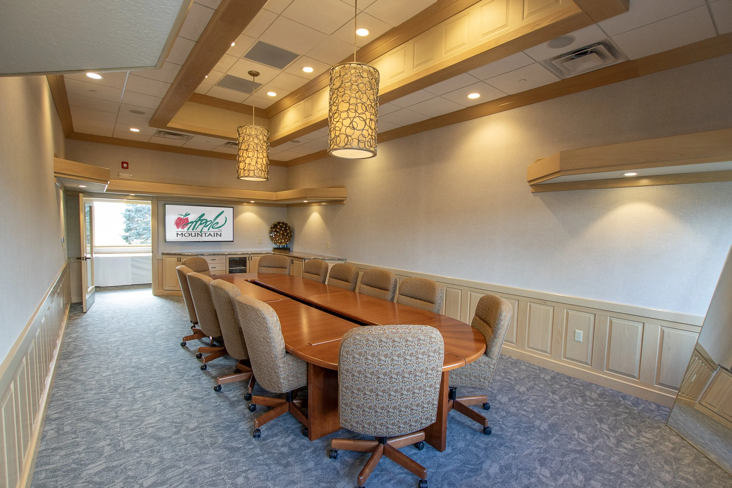 DS8A9254 copy-logo.jpg